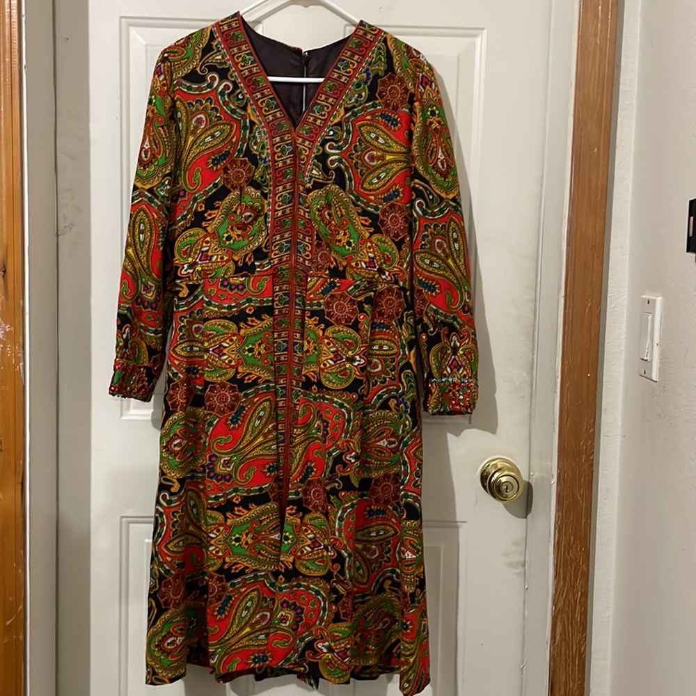 Amazing vintage paisley dress. Medium. Metal zipper.